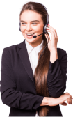 Freundliche Kundenservice-Mitarbeiterin mit Headset, die lächelnd Kunden berät.